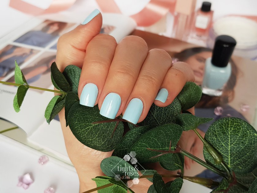 Цвет голубого неба на ногтях с Zoya Blu