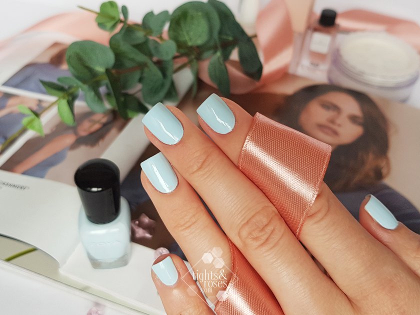 Цвет голубого неба на ногтях с Zoya Blu