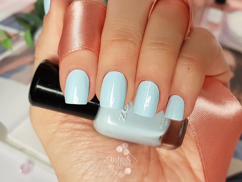 Цвет голубого неба на ногтях с Zoya Blu